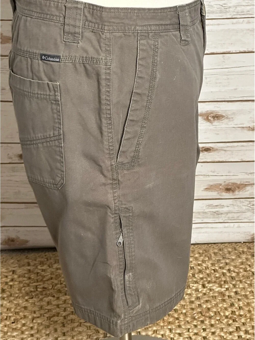 Columbia Omni-Shield khaki-grey cotton utility cargo shorts Size 40 gorpcore